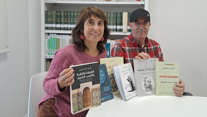 Luisa Mora, responsable de la Biblioteca Islámica (AECID), con Mohamed Bilal y los libros donados