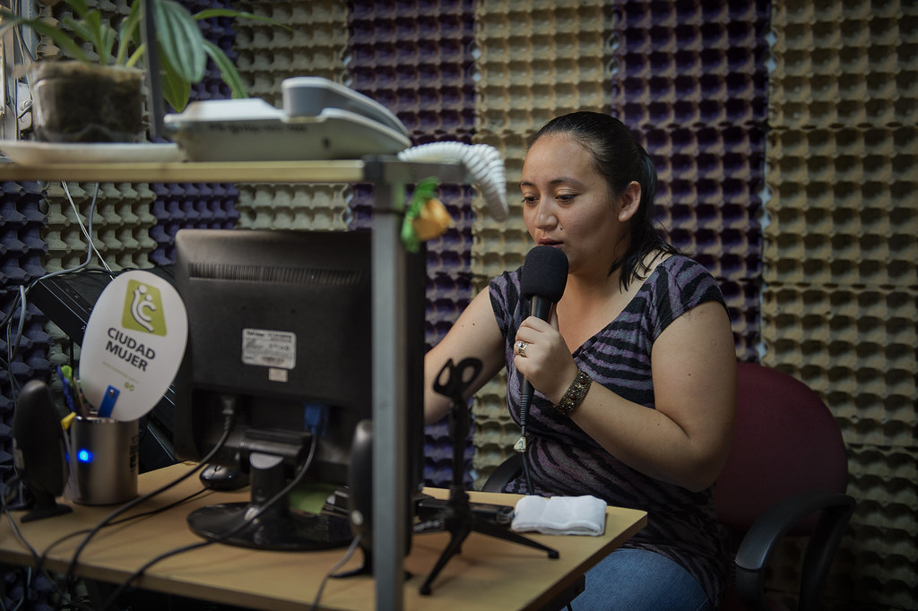 Periodista en un programa de radio en Suchitoto (El Salvador)