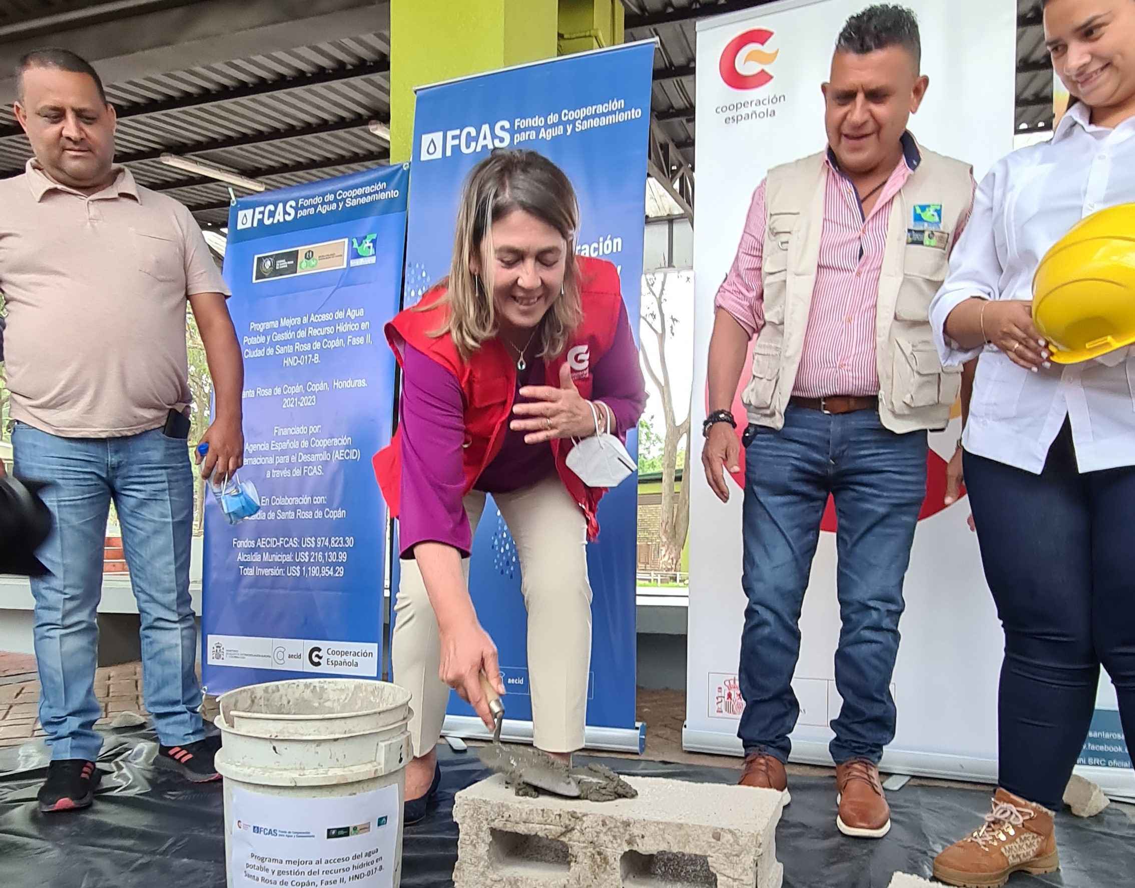 Directora del FCAS acompaña evento de puesta de la primera piedra de presa La Hondura