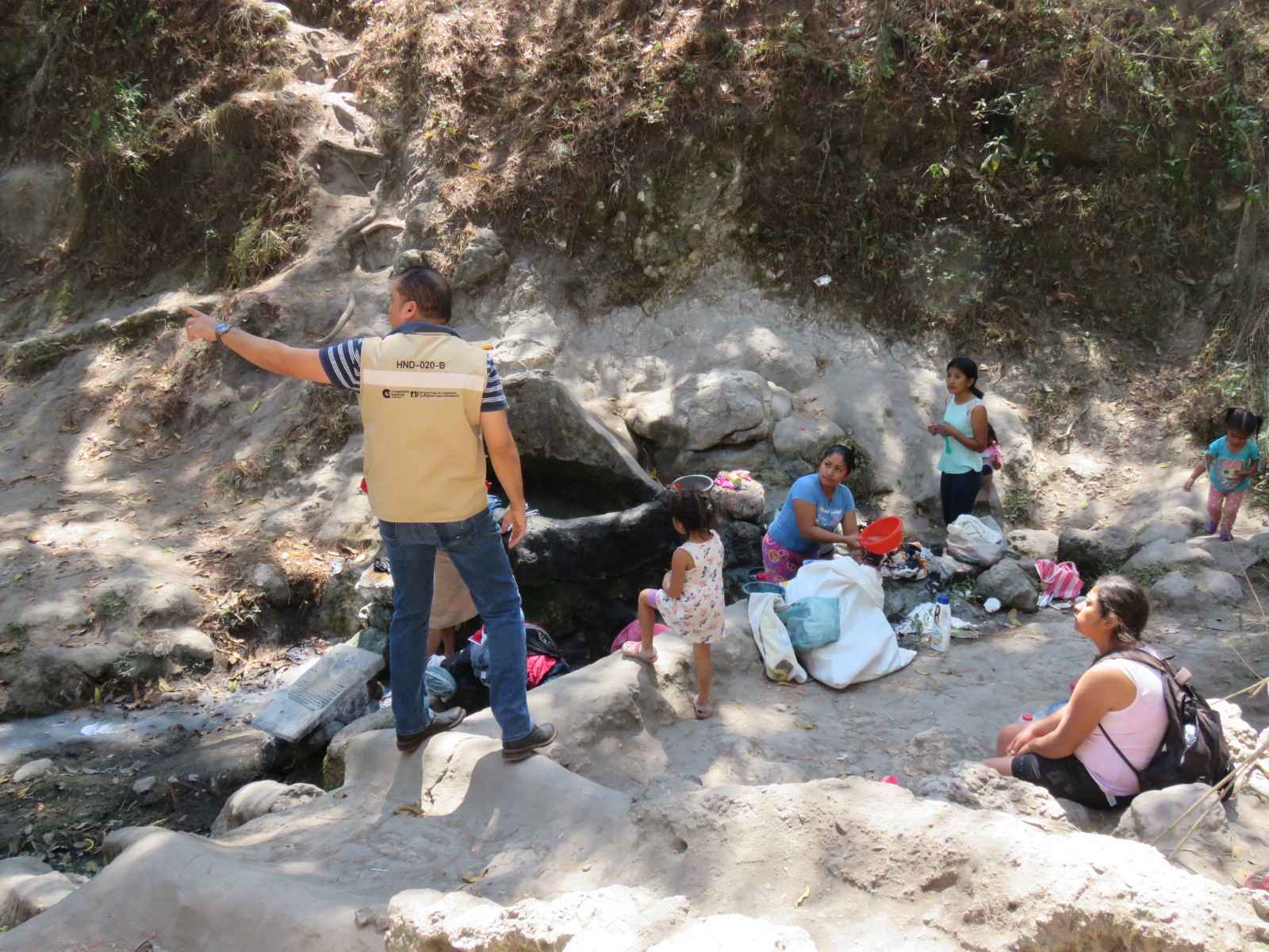 Foto: Técnico del proyecto del Fondo del Agua para Siguatepeque haciendo monitoreo en uno de los barrios que será beneficiado con la iniciativa