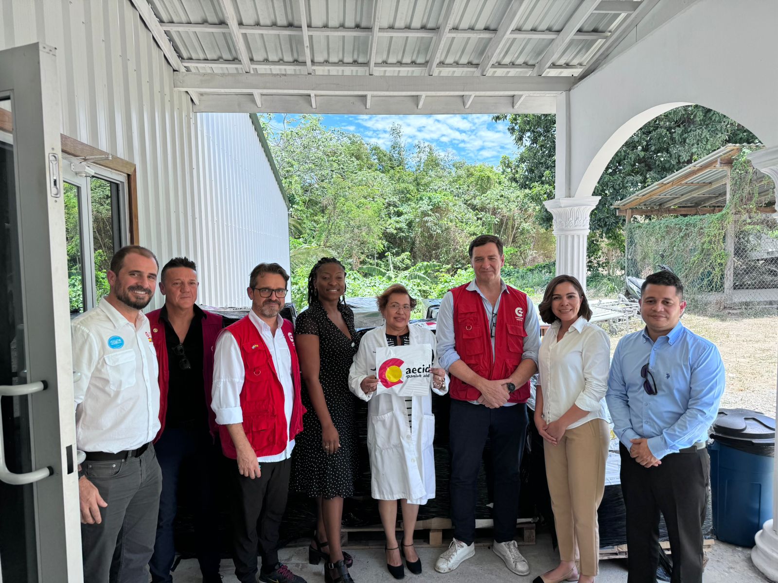 Embajador de España y la Oficina de Acción Humanitaria de la AECID realizan visita técnica a Roatán tras el incendio del hospital