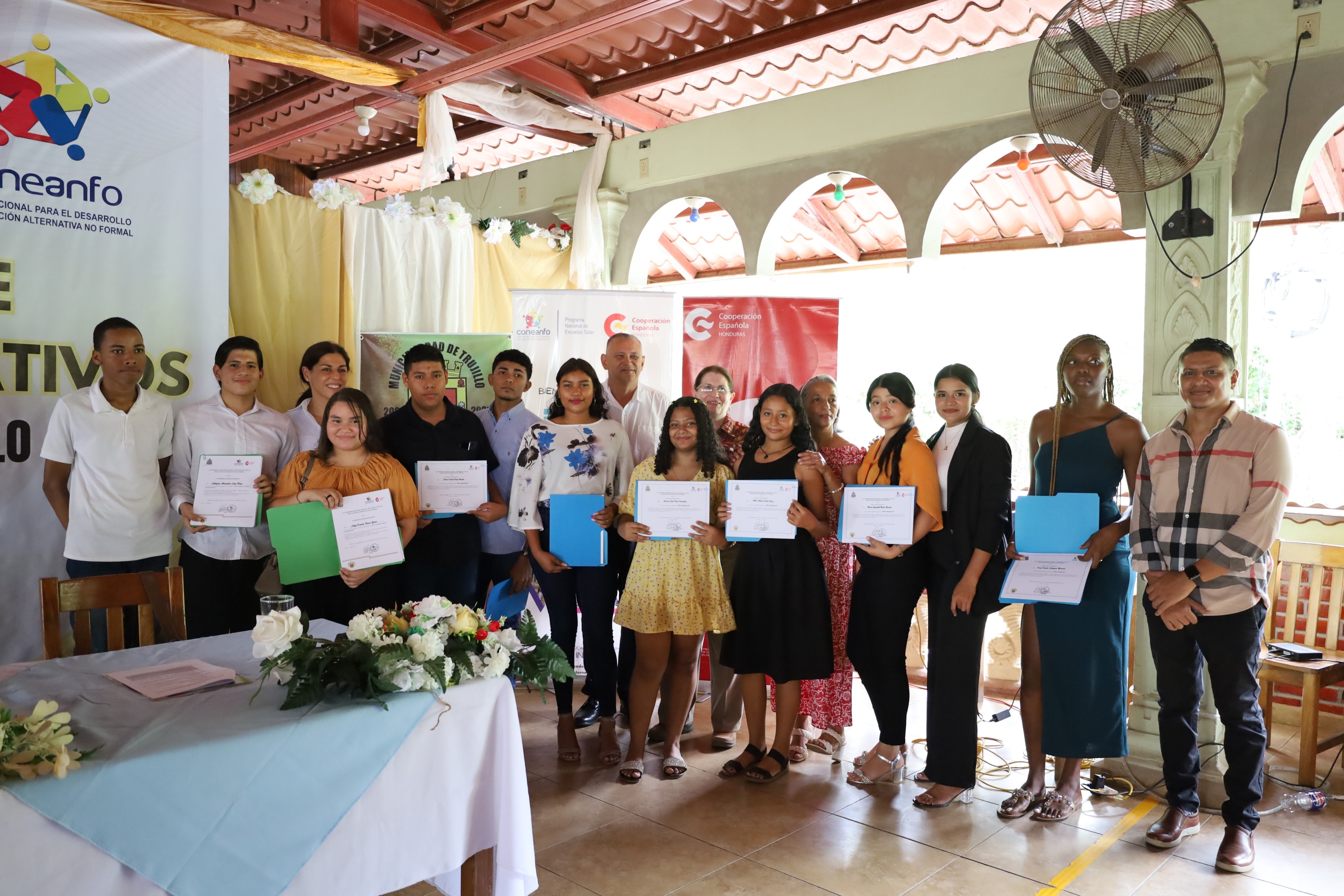 Jóvenes se certifican en: Cajero Comercial, Impulsador de Diversos Productos, Pintor Residencial y Técnico Instalador de Paredes y Cielos Prefabricados.