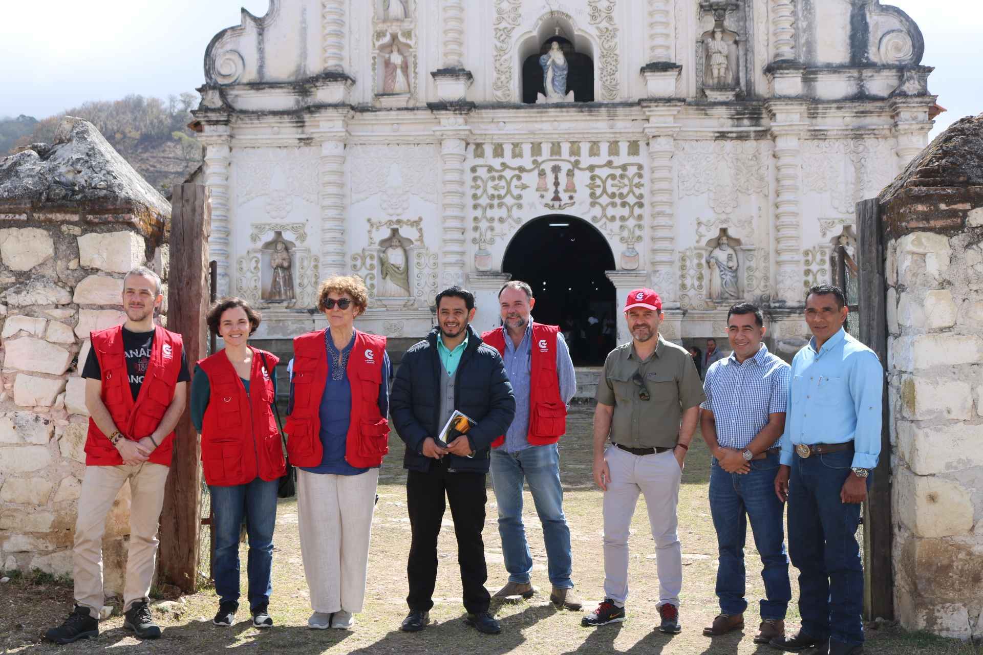 Foto: Delegación de patrimonio y del programa indígena y afrodescendiente frente a la iglesia San Manuel de Colohete