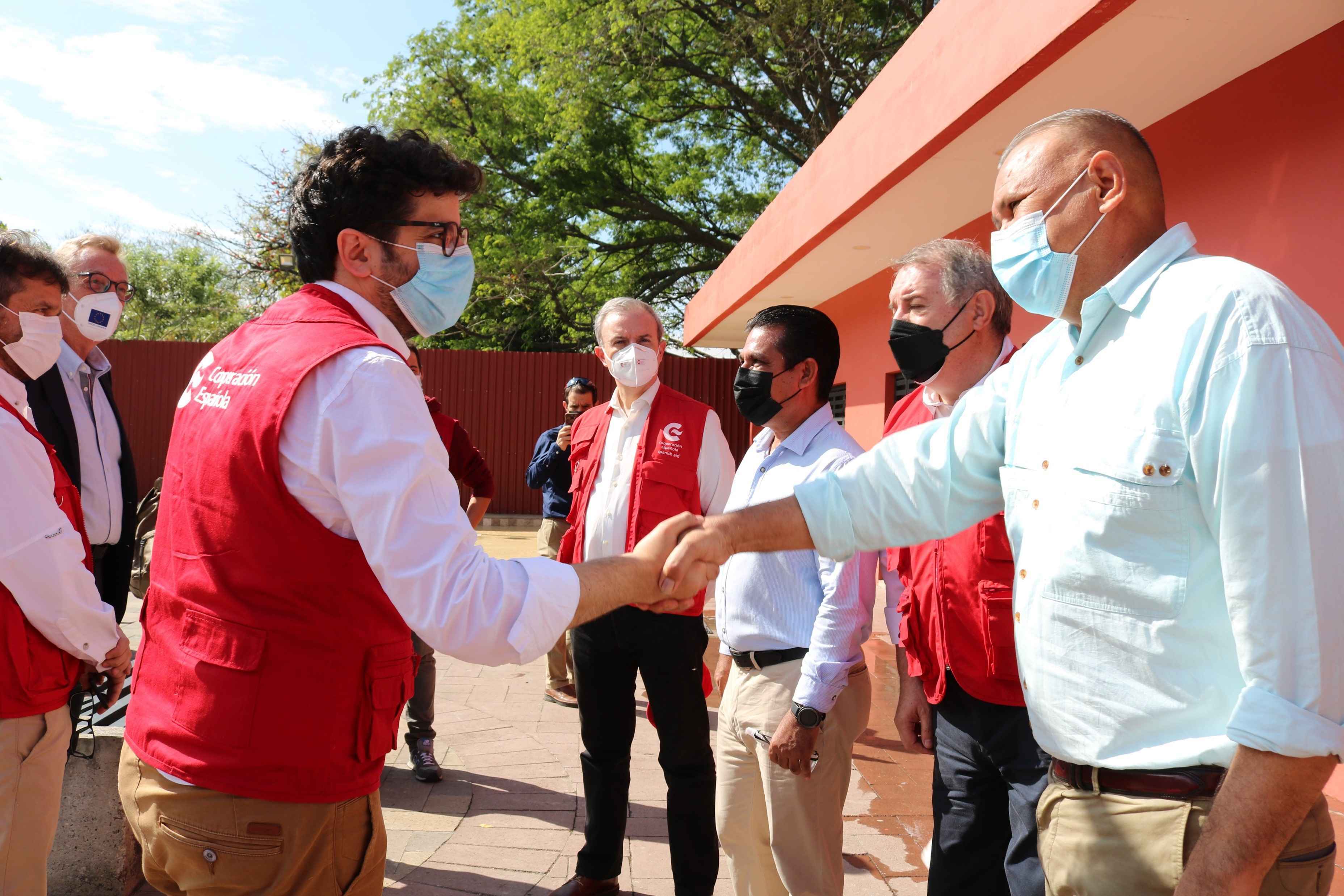 Antón Leis y Hector Mendoza, Alcalde de Trujillo, municipio donde se ha inaugurado la Escuela Taller más reciente. 