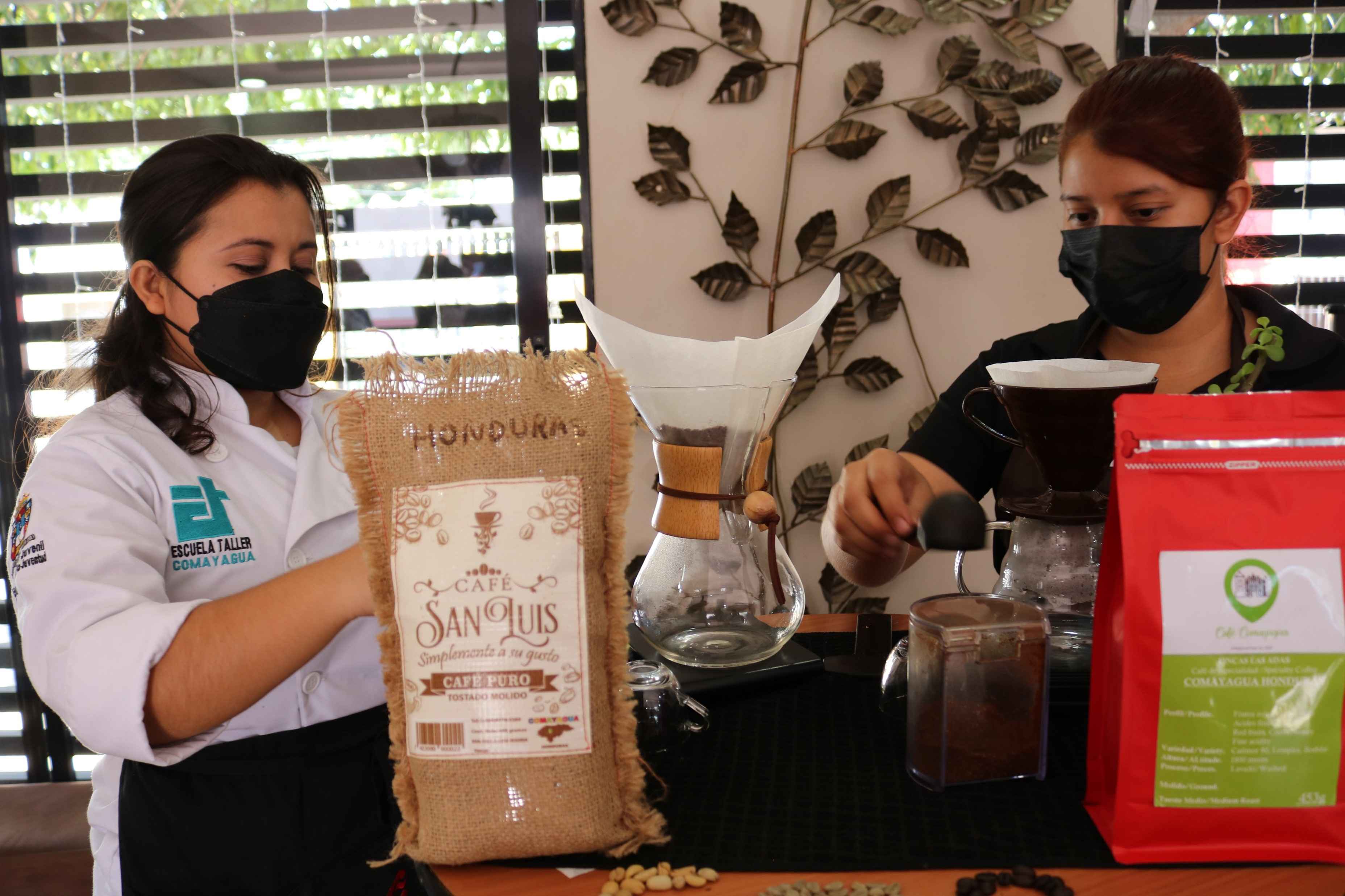 Más de 1000 jóvenes se formaron en la Escuela Taller en oficios: reparación de motocicletas, estilismo, barismo, panadería, reparación de celulares, gastronomía, etc.