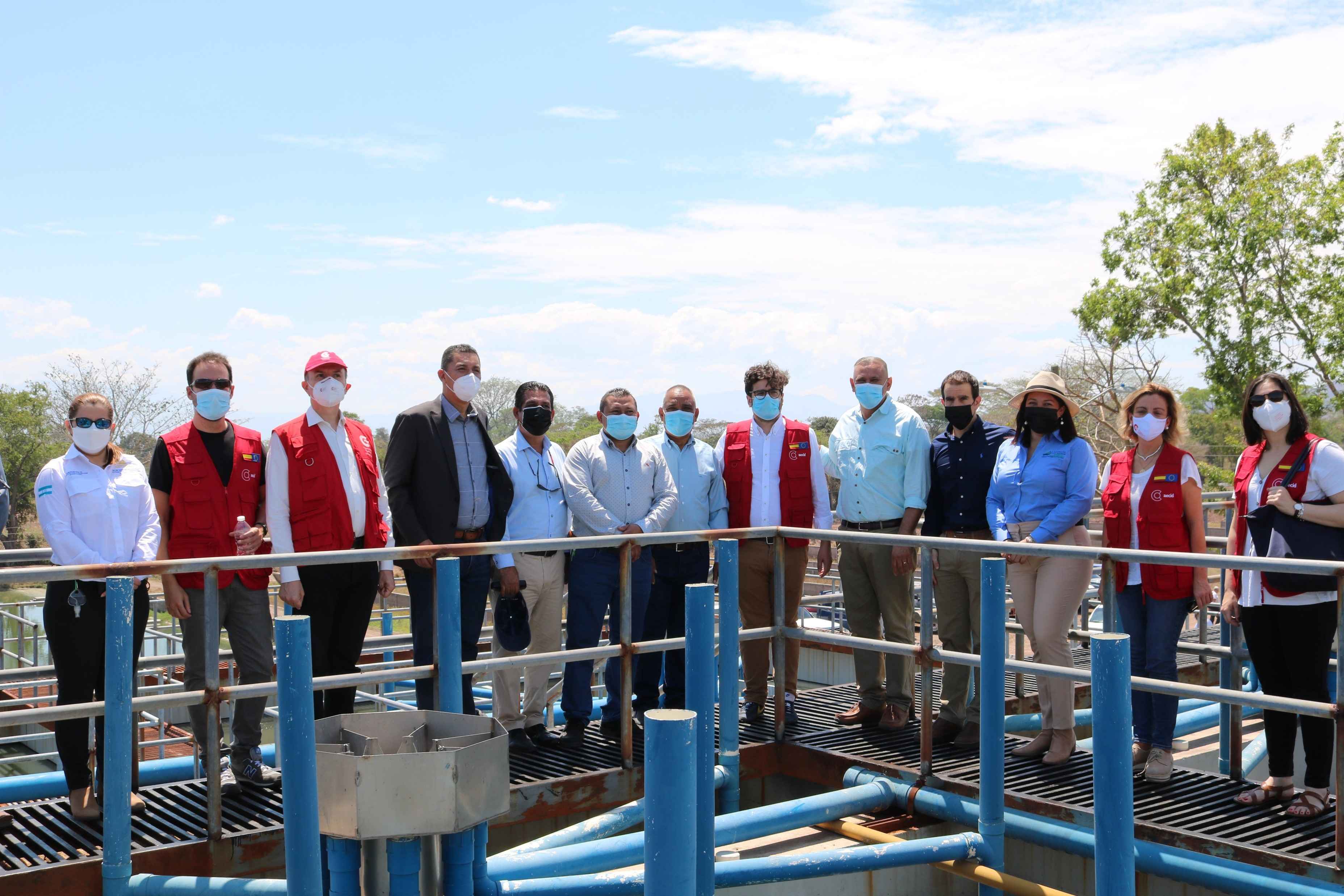 El Director Antón Leis y su comitiva acompañados por equipo FCAS y autoridades de los municipios beneficiados con la Planta de Depuración de Lejamaní.
