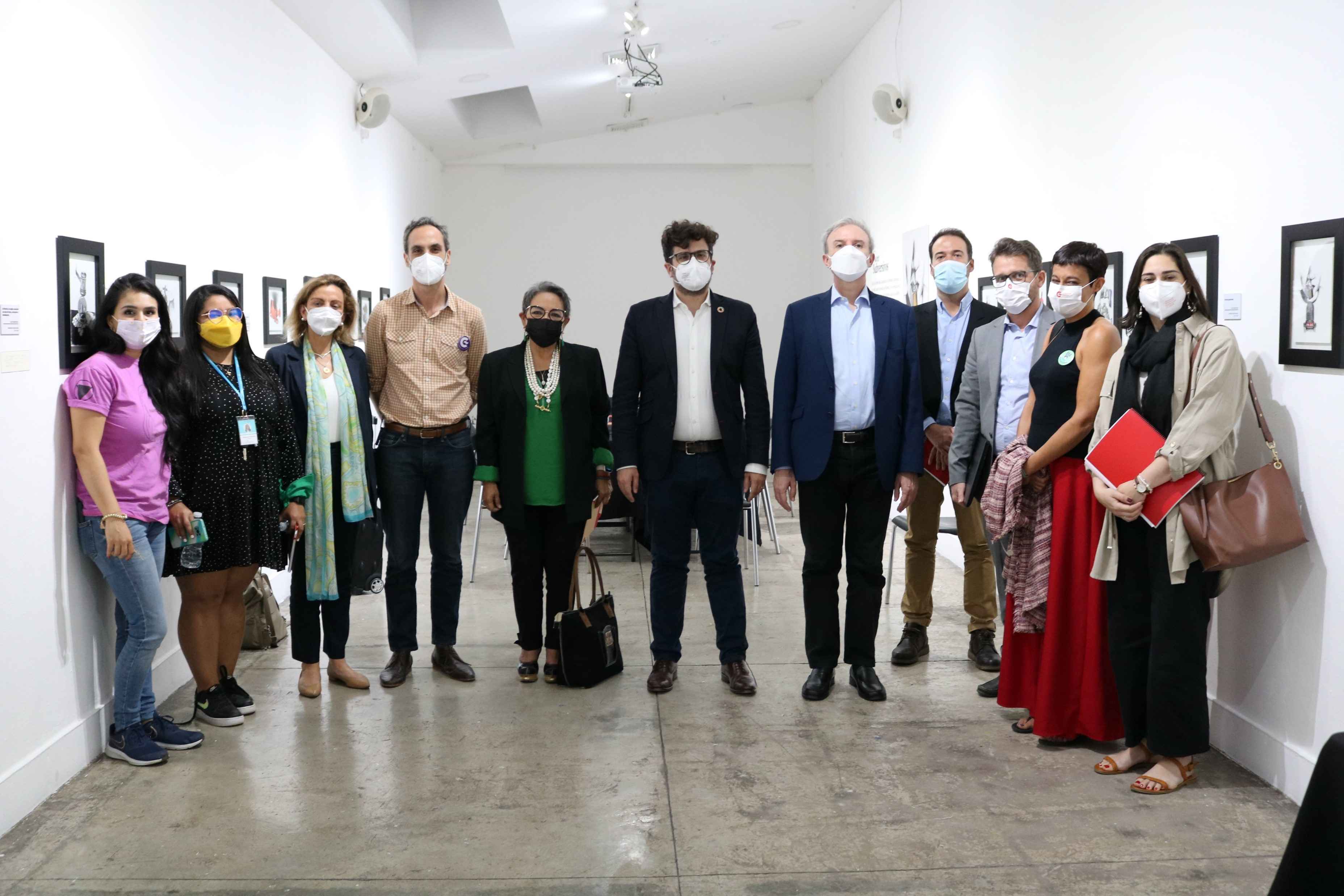 Antón Leis y su comitiva, con actores de la Cooperación Española en Honduras y Anarella Vélez, Ministra de Cultura.