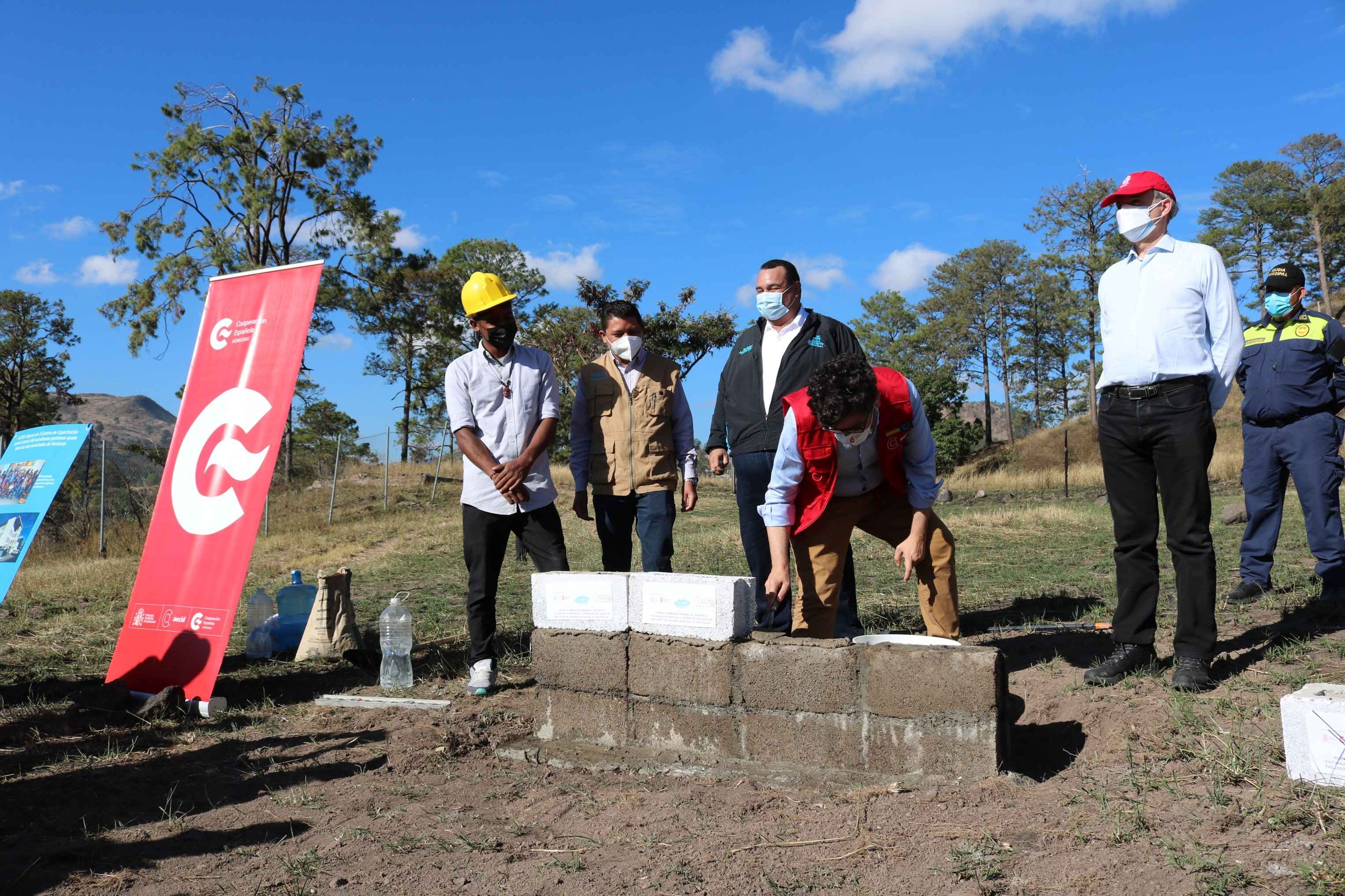 Puesta de la primera piedra para inaugurar construcción del Centro de Desarrollo Humano, por representante de ACOES, el Alcalde de Tegucigalpa Jorge Aldana, Antón Leis y Guillermo Kirkpatrick Embajador de España.