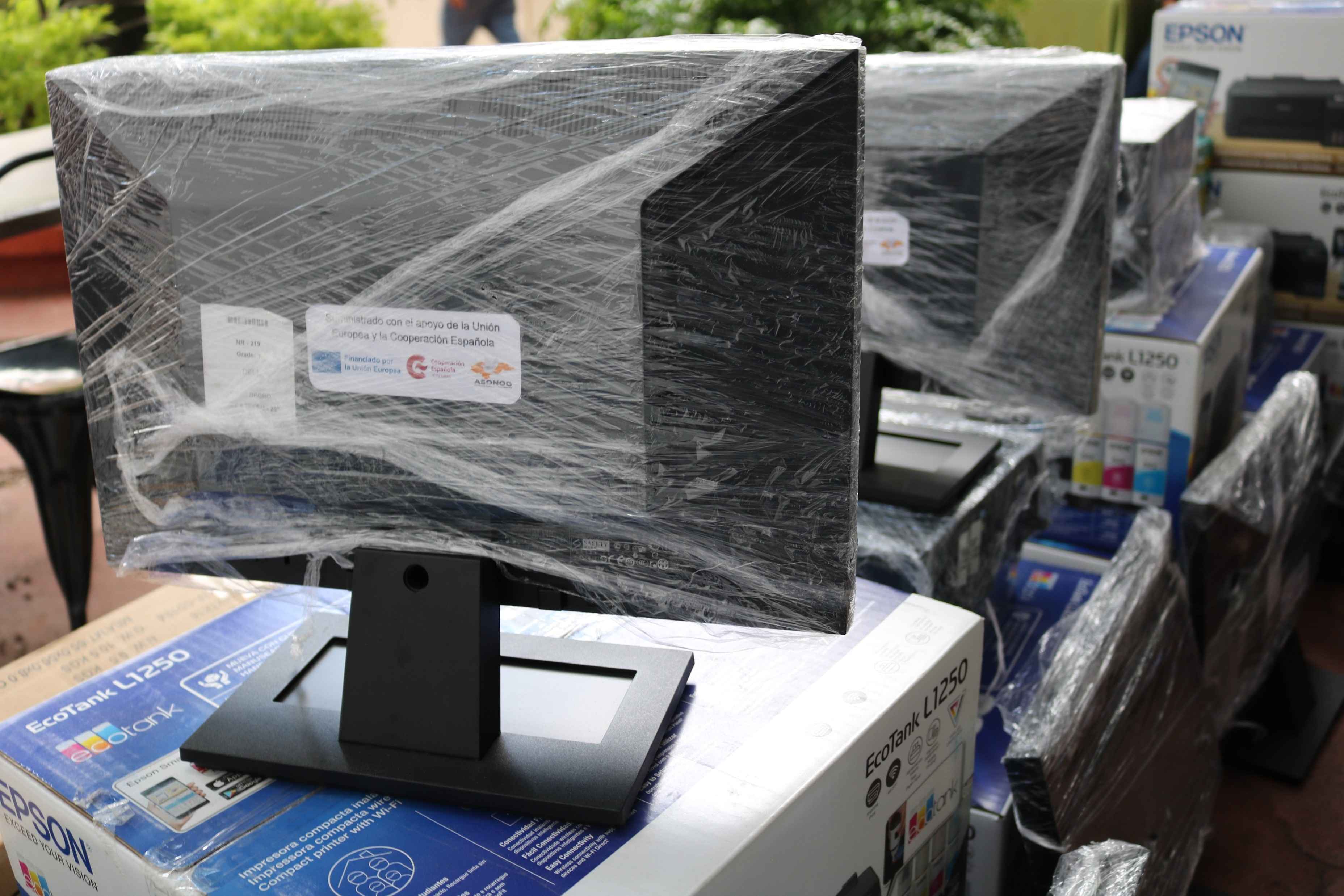 Fortalecen la transparencia y la participación ciudadana con la entrega de equipo de cómputo a las CCT de 39 municipios