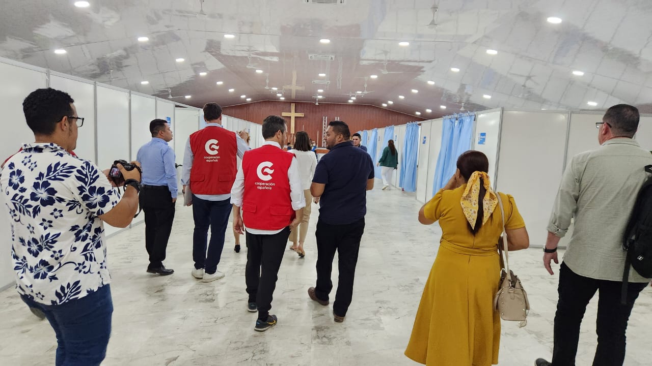 Embajador de España y la Oficina de Acción Humanitaria de la AECID realizan visita técnica a Roatán tras el incendio del hospital 